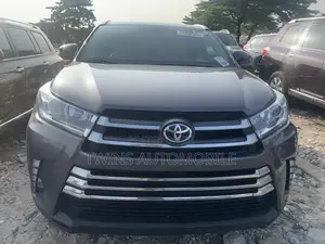 Toyota Highlander XLE 4x4 V6 (3.5L 6cyl 8A) 2017 Gray