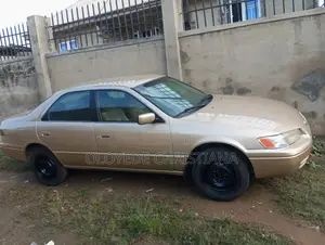 Toyota Camry LE 4dr Sedan (2.2L 4cyl 4A) 2000 Gold