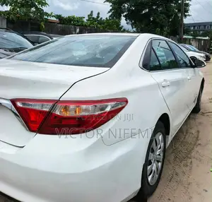 Toyota Camry SE 4dr Sedan (2.5L 4cyl 6A) 2017 White