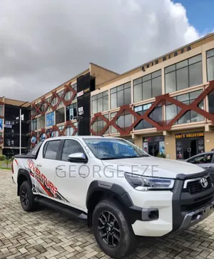 Toyota Hilux 2022 White