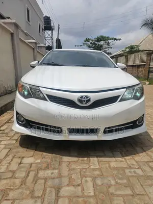 Toyota Camry SE 4dr Sedan (2.5L 4cyl 6A) 2013 White