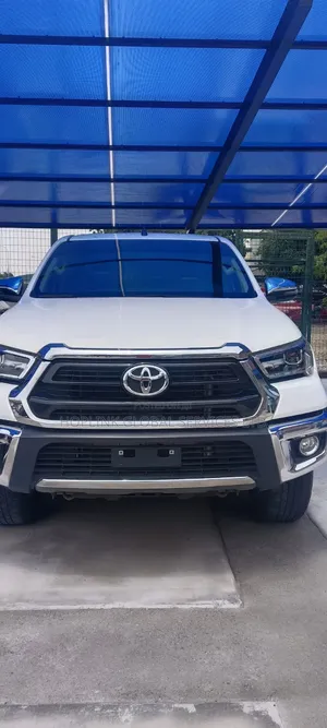 Toyota Hilux 2022 White