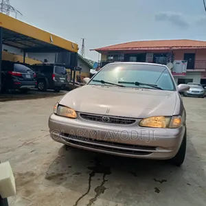 Toyota Corolla 2000 Gold