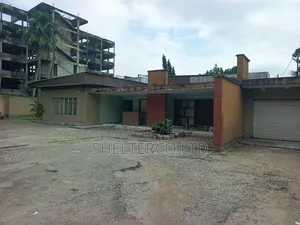 8bdrm Bungalow in Road, Adeniyi Jones for rent