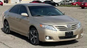 Toyota Camry LE 4dr Sedan (2.5L 4cyl 6A) 2011 Gold