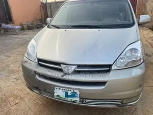 Toyota Sienna 2004 Silver