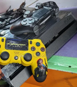 PlayStation 4 Standard With 2 Wireless Controllers With Accessories