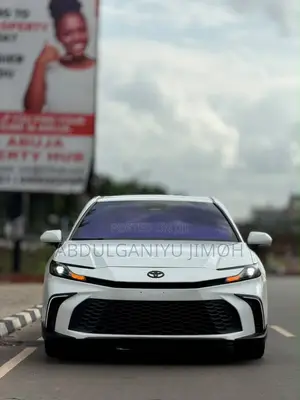Toyota Camry SE 2025 White
