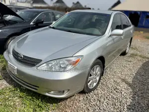 Toyota Camry XLE V6 4dr Sedan (3.0L 6cyl 5A) 2004 Silver