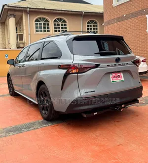 Toyota Sienna XLE Woodland Edition AWD 2025 Gray