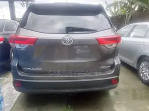 Toyota Highlander LE 4x2 V6 (3.5L 6cyl 8A) 2017 Gray