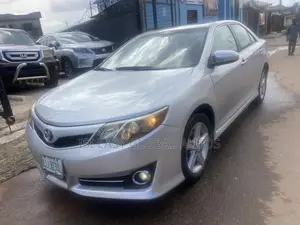 Toyota Camry SE 4dr Sedan (2.5L 4cyl 6A) 2013 Silver
