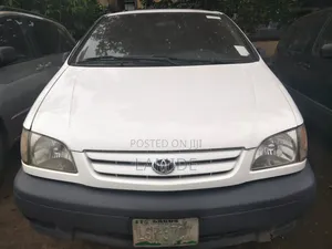 Toyota Sienna 2000 White