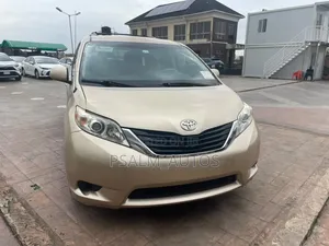 Toyota Sienna 2012 Gold