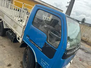 Nissan Caravan (Urvan) 2000 Blue