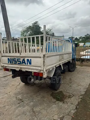 Nissan Caravan (Urvan) 2000 Blue