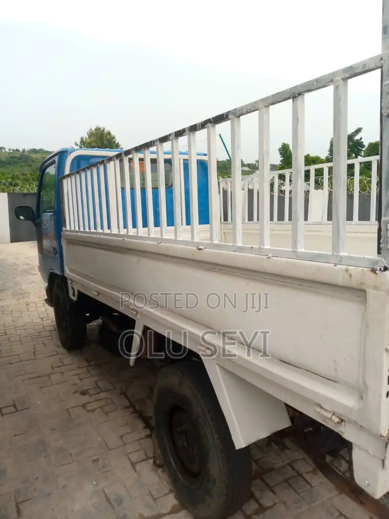 Nissan Caravan (Urvan) 2000 Blue