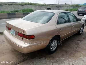 Toyota Camry 2000 Gold