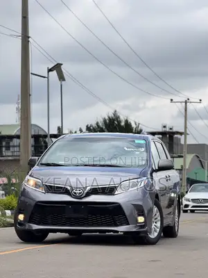 Toyota Sienna XLE 8 Passenger (3.5L 6cyl 6A) 2016 Gray