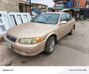 Toyota Camry 2000 Gold