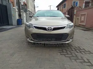 Toyota Avalon XLE Sedar FWD (3.5L 6cyl 6A) 2013 Gold