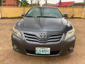 Toyota Camry XLE 4dr Sedan (2.5L 4cyl 6AM) 2010 Gray