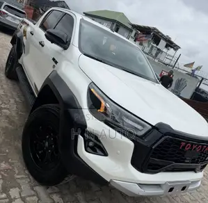 Toyota Hilux 2023 White
