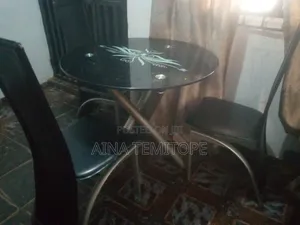 3 Sitter Glass Dinning Table