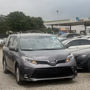 Toyota Sienna XLE 8 Passenger (3.5L 6cyl 6A) 2016 Gray