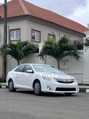 Toyota Camry LE 4dr Sedan (2.5L 4cyl 6A) 2014 White