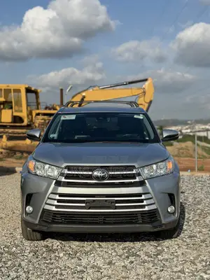 Toyota Highlander XLE 4x4 V6 (3.5L 6cyl 8A) 2018 Silver