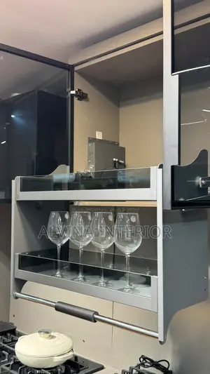 Pull Down Unit. GLASS/ WIRE