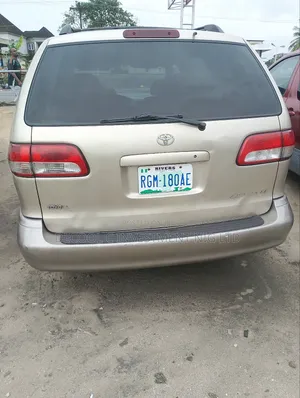 Toyota Sienna LE 2002 Gold