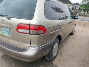 Toyota Sienna LE 2002 Gold