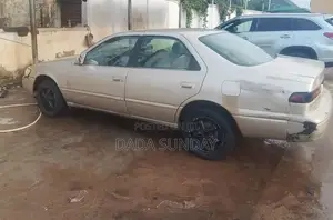 Toyota Camry 2000 Gold