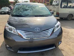 Toyota Sienna XLE Premium 7-Passenger 4dr Minivan AWD (3.5L 6cyl 6A)