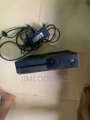Xbox One,two Pads(wireless)and 6games:pls Read Discription Below