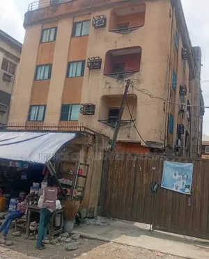 3bdrm Block of Flats in Off Adetola, Aguda / Surulere for sale
