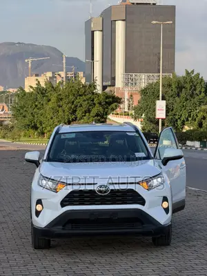 Toyota RAV4 XLE Premium AWD 2020 White