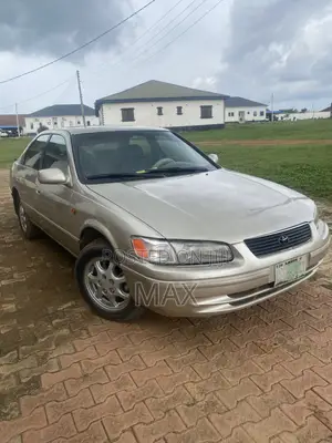 Toyota Camry XLE V6 4dr Sedan (3.0L 6cyl 4A) 2001 Gold