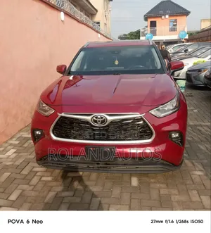 Toyota Highlander XLE 2022 Red