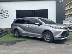 Toyota Sienna LE 2022 Gray