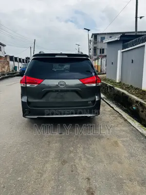 Toyota Sienna 2013 Brown