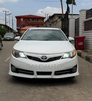 Toyota Camry SE 4dr Sedan (2.5L 4cyl 6A) 2014 White