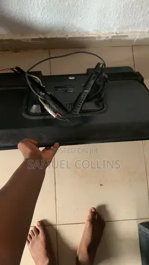 32" LG Led TV. With Broken Screen