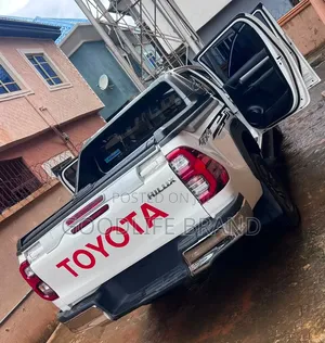Toyota Hilux 2024 White