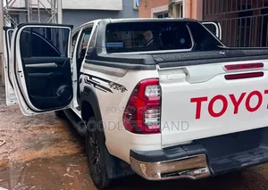 Toyota Hilux 2024 Off white