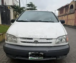 Toyota Sienna LE 2002 White