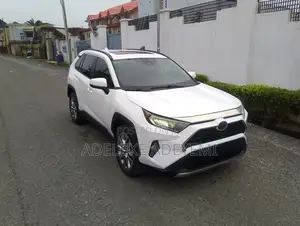 Toyota RAV4 XLE Premium FWD 2020 White