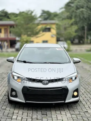 Toyota Corolla LE Special Edition 4dr Sedan (1.8L 4cyl 4A) 2013 Silver